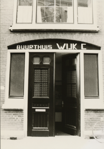 862472 Gezicht op de entree van de voormalige Waterstraatschool (Waterstraat 27) in Wijk C te Utrecht, die na een ...